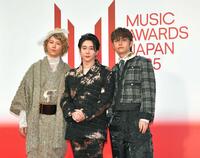 「ＭＵＳＩＣ　ＡＷＡＲＤＳ　ＪＡＰＡＮ　２０２５」授賞式のレッドカーペットを歩くＭｒｓ．ＧＲＥＥＮ　ＡＰＰＬＥ＝２５年５月