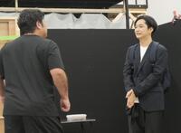 皆川猿時（左）の演技に思わず吹き出す千葉雄大