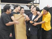 コミカルな演技を披露する（左から）皆川猿時、大水洋介、戸塚純貴、牧島輝、千葉雄大、日高由起刀