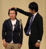 負傷後初めての舞台で漫才を披露した、かまいたちの山内健司（左）と、濱家隆一＝２０１２年１０月