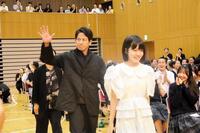 映画「わたしの知らない子どもたち」のイベントにサプライズ登場した岡田准一（左）小八重葵美