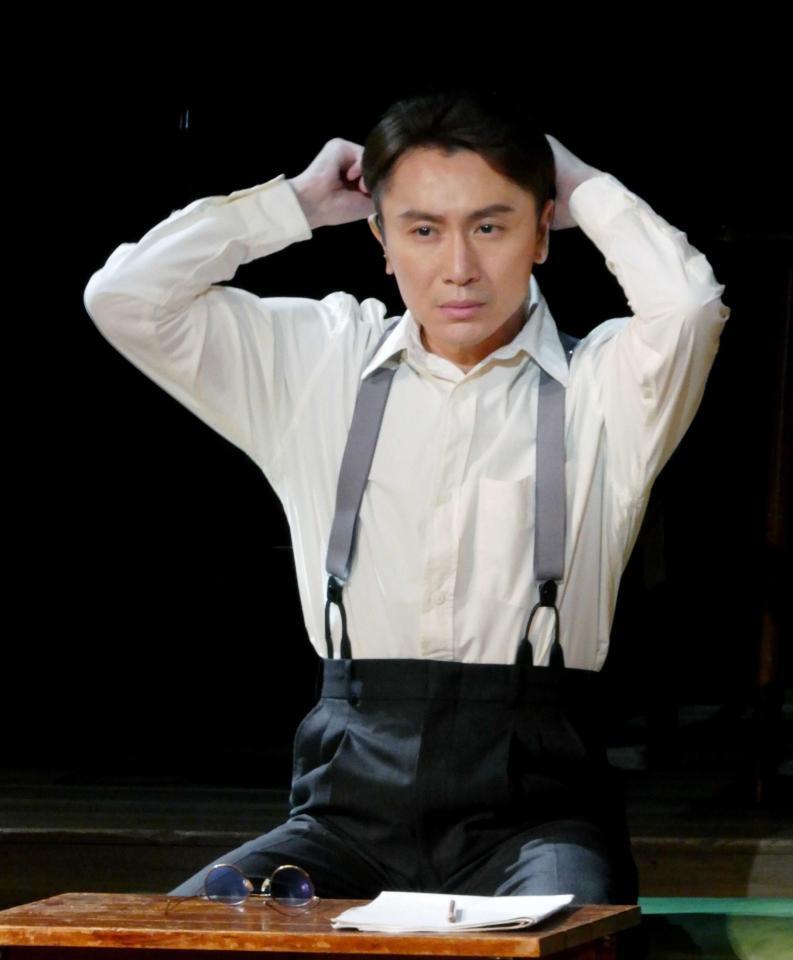 熱演する安田章大