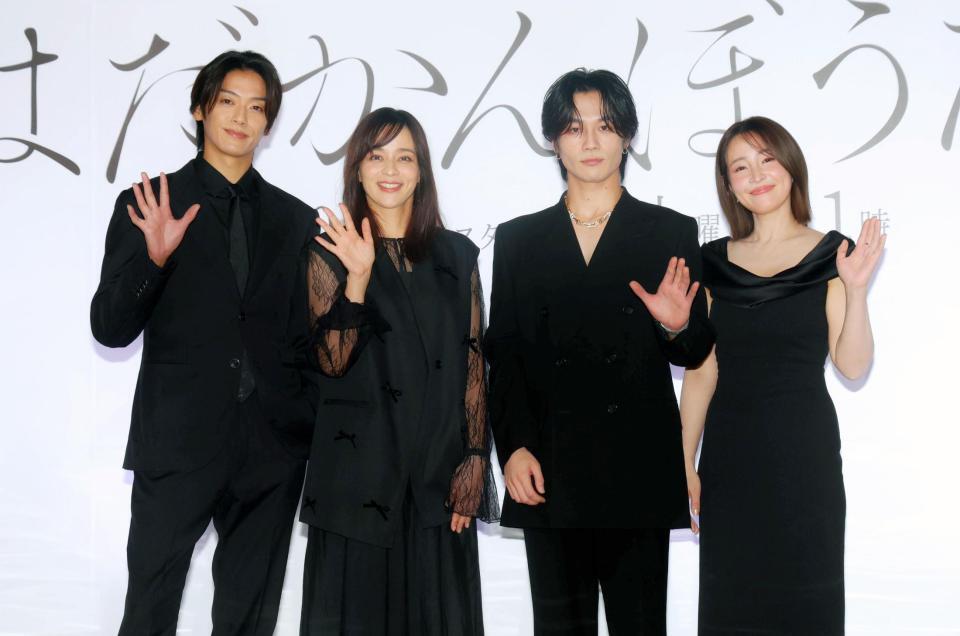 手を振る（左から）高木雄也、加藤ローサ、松田元太、大沢あかね（撮影・石井剣太郎）