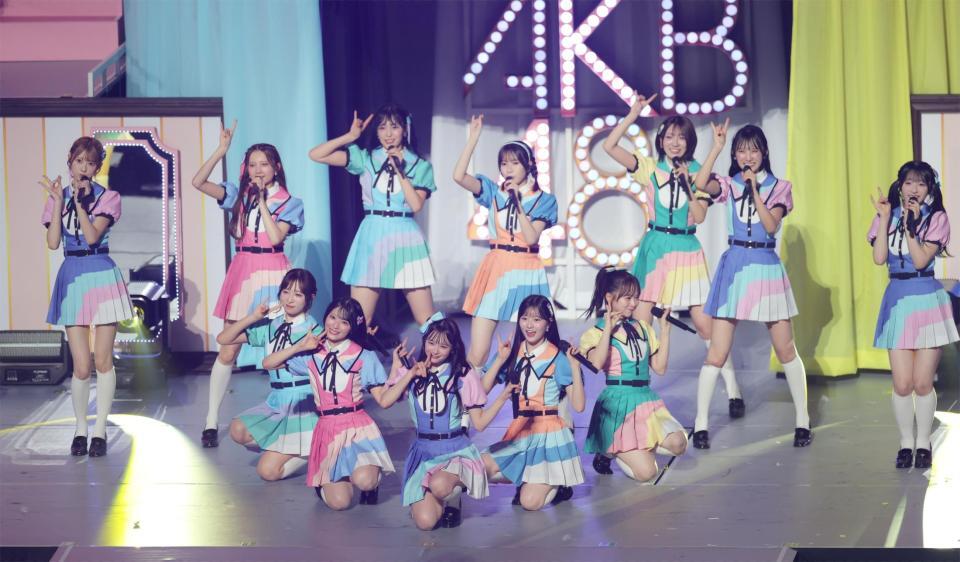 笑顔でステージに立つ（前列左から）小栗有以、佐藤綺星、伊藤百花、八木愛月、倉野尾成美らＡＫＢ４８（撮影・吉澤敬太）