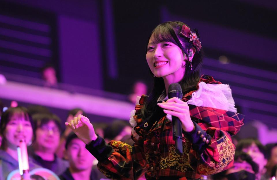 推し席に座ったファンの前で笑顔を見せるＡＫＢ４８・佐藤綺星（撮影・吉澤敬太）