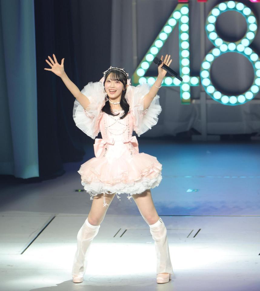１位に輝き笑顔のＡＫＢ４８・佐藤綺星（撮影・吉澤敬太）