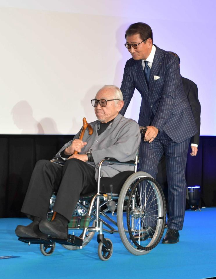 中井貴一（後方）に車椅子を押されて登壇する倉本聰さん＝２０２４年１１月