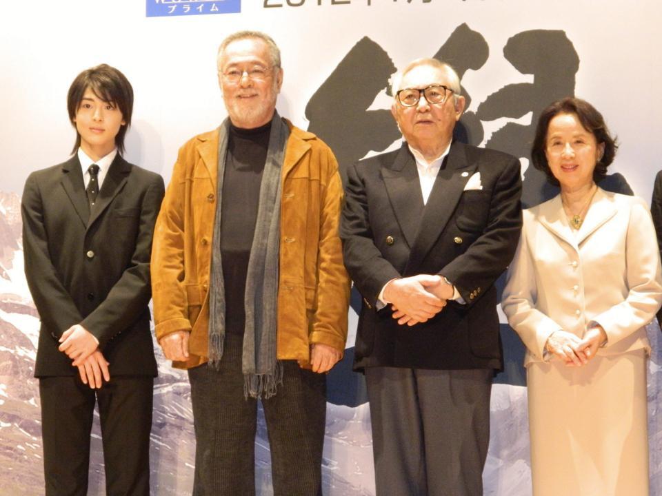 制作発表に出席した（左から）高杉真宙、仲代達矢さん、倉本聰さん、八千草薫さん＝２０１１年１１月