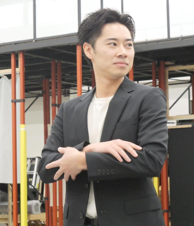 稽古でダンスを披露する戸塚純貴