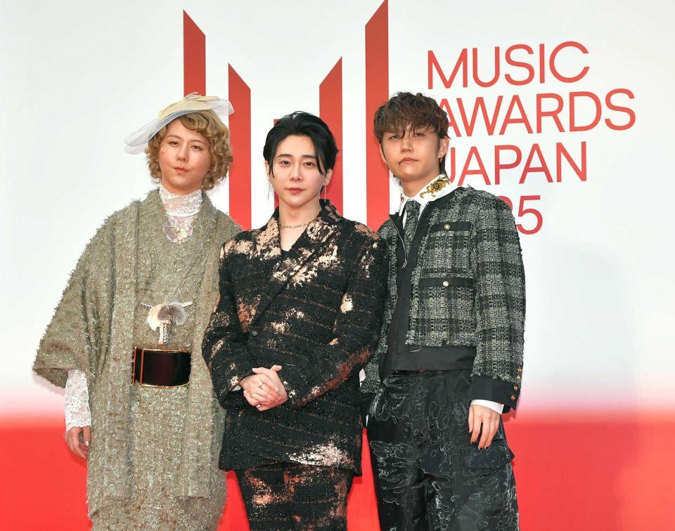 「ＭＵＳＩＣ　ＡＷＡＲＤＳ　ＪＡＰＡＮ　２０２５」授賞式のレッドカーペットを歩くＭｒｓ．ＧＲＥＥＮ　ＡＰＰＬＥ＝２５年５月