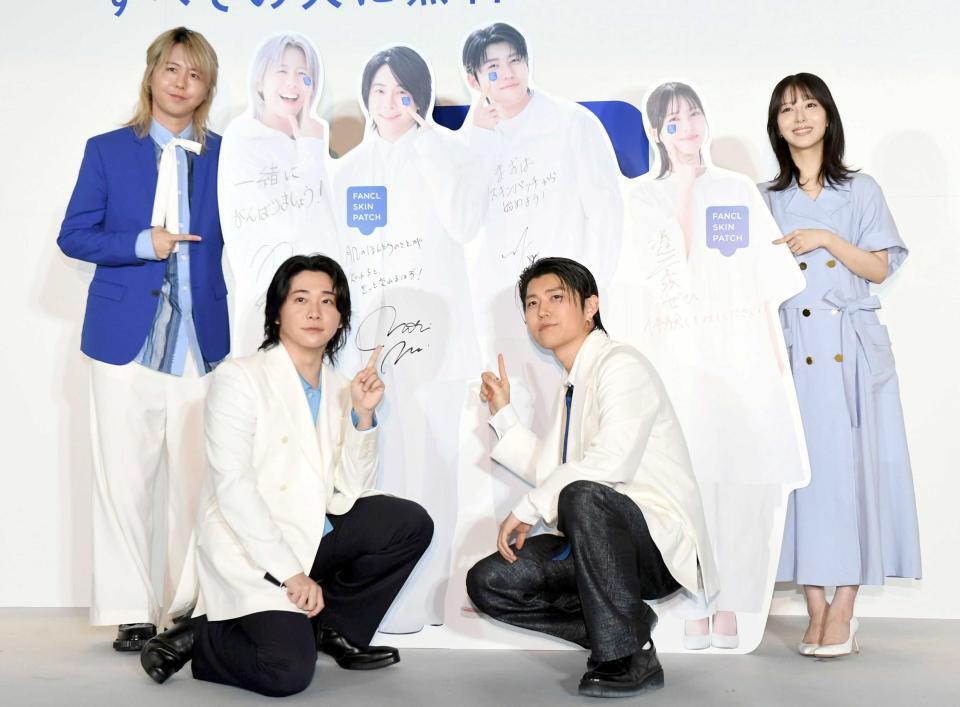 写真パネルにメッセージを書き込んだＭｒｓ．ＧＲＥＥＮ　ＡＰＰＬＥの（左から）藤澤涼架、大森元貴、若井滉斗と浜辺美波＝３月
