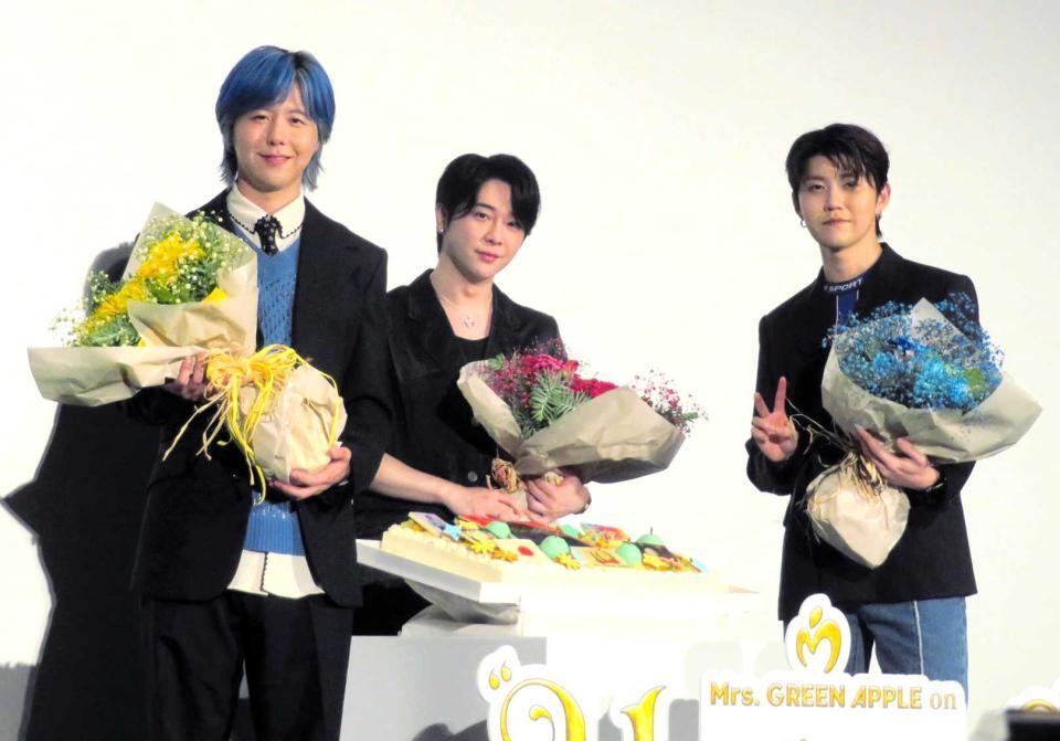 デビュー１０周年を祝福されたＭｒｓ．　ＧＲＥＥＮ　ＡＰＰＬＥの（左から）藤澤涼架、大森元貴、若井滉斗＝２５年７月