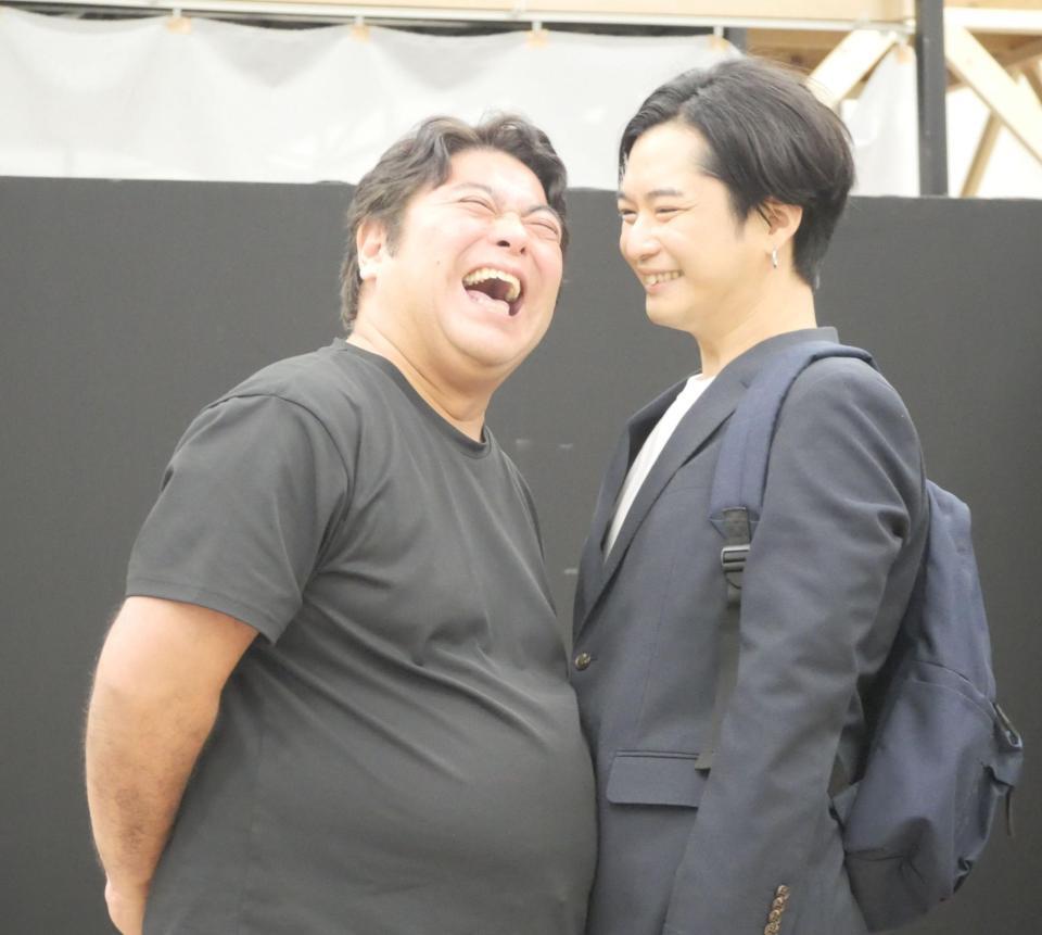 超至近距離で演技する皆川猿時（左）と千葉雄大