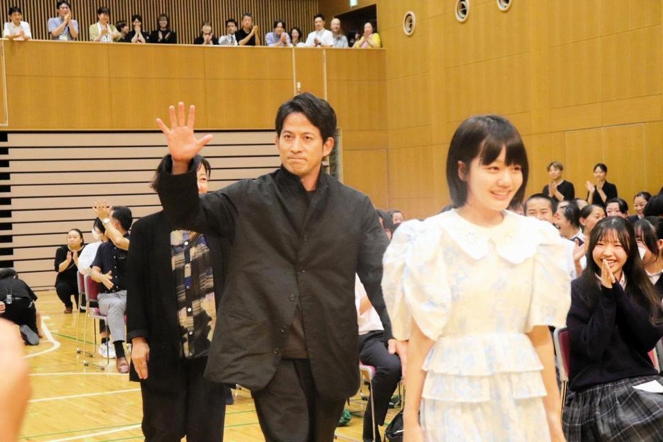 映画「わたしの知らない子どもたち」のティーチインイベントにサプライズ登場した岡田准一（左）、小八重葵美