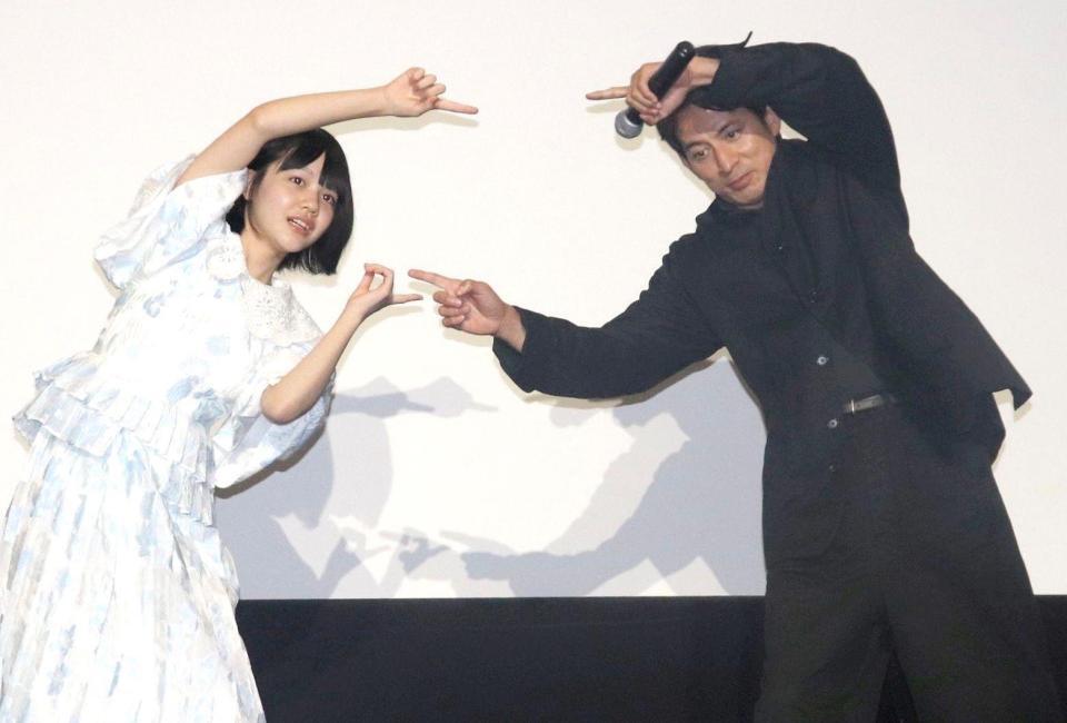 小八重葵美（左）とフュージョンを決める岡田准一