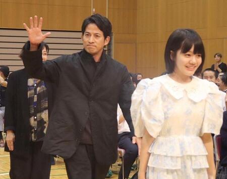 岡田准一（左）と小八重葵美