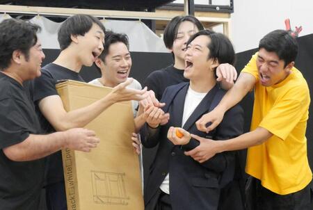 演技を見せる（左から）皆川猿時、大水洋介、戸塚純貴、牧島輝、千葉雄大、日高由起刀