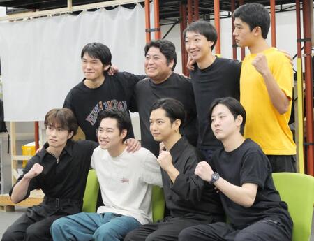 肩を組む（前列左から）坂元愛登、戸塚純貴、千葉雄大、牧島輝、（後列同）篠原悠伸、皆川猿時、大水洋介、日高由起刀