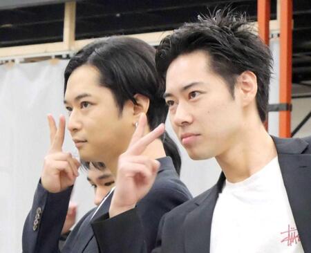 ダンスを披露する千葉雄大（左）と戸塚純貴