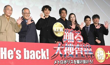 　（左から）斉藤暁、小野武彦、ユースケ・サンタマリア、織田裕二、真矢ミキ、伊藤淳史、本広克行監督（撮影・堀内翔）