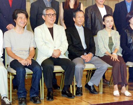 「北の国から　２００２遺言」の製作発表で笑顔の（左から）吉岡秀隆、倉本聰さん、田中邦衛さん、中嶋朋子＝２００１年