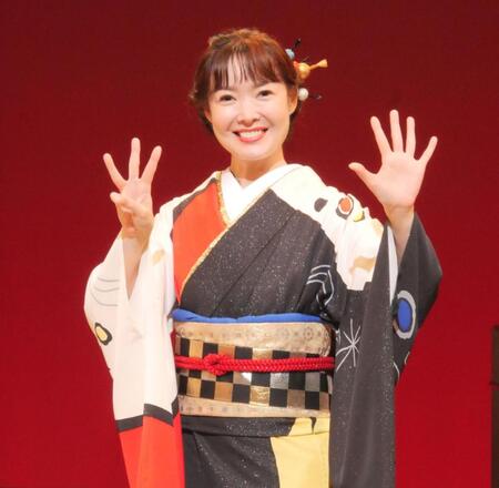 「デビュー３５周年」を満面の笑みでアピールする田川寿美