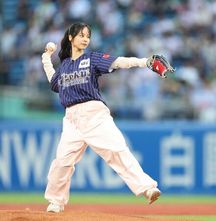 始球式に臨む山本萩子（２６年５月撮影）＝神宮