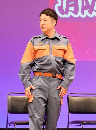 左手薬指に指輪が輝く新婚の和牛・水田信二（２０２３年８月撮影）