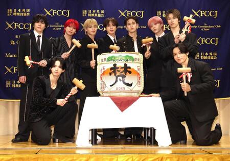 鏡開きするＪＯ１（左下から）佐藤景瑚、川西拓実、川尻蓮、豆原一成、河野純喜、白岩瑠姫、木全翔也、金城碧海、與那城奨（撮影・西岡正）