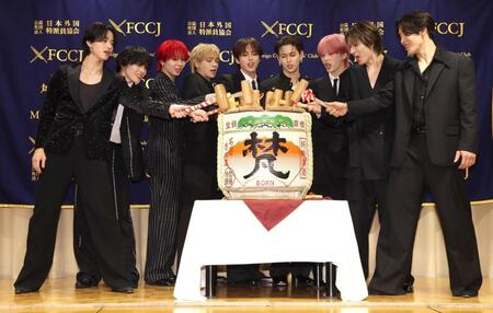 鏡開きするＪＯ１（左から）佐藤景瑚、川西拓実、川尻蓮、豆原一成、河野純喜、白岩瑠姫、木全翔也、金城碧海、與那城奨（撮影・西岡正）