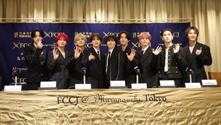 そろって手を振るＪＯ１（左から）佐藤景瑚、川尻蓮、豆原一成、河野純喜、川西拓実、與那城奨、木全翔也、白岩瑠姫、金城碧海（撮影・西岡正）