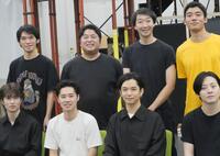 取材会に出席した（前列左から）坂元愛登、戸塚純貴、千葉雄大、牧島輝（後列同）篠原悠伸、皆川猿時、大水洋介、日高由起刀