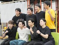 肩を組む（前列左から）坂元愛登、戸塚純貴、千葉雄大、牧島輝、（後列同）篠原悠伸、皆川猿時、大水洋介、日高由起刀