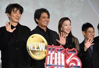 手を振る（左から）ユースケ・サンタマリア、織田裕二、真矢ミキ、伊藤淳史（撮影・堀内翔）