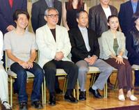 「北の国から　２００２遺言」の製作発表で笑顔の（左から）吉岡秀隆、倉本聰さん、田中邦衛さん、中嶋朋子＝２００１年