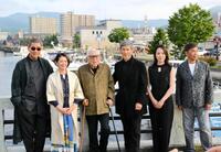 「海の沈黙」取材会で倉本聰さん（中央）を囲む（左から）中井貴一、小泉今日子、１人おいて、本木雅弘、菅野恵、若松節朗監督＝２３年