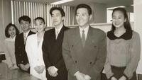 フジテレビのアナウンサーがずらり。左から３人目が佐藤里佳アナ。その右が境鶴丸アナ、小倉智昭アナ、中村江里子アナ（当時）