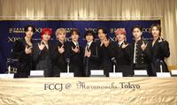 冒頭にポーズを決めるＪＯ１（左から）佐藤景瑚、川尻蓮、豆原一成、河野純喜、川西拓実、與那城奨、木全翔也、白岩瑠姫、金城碧海（撮影・西岡正）