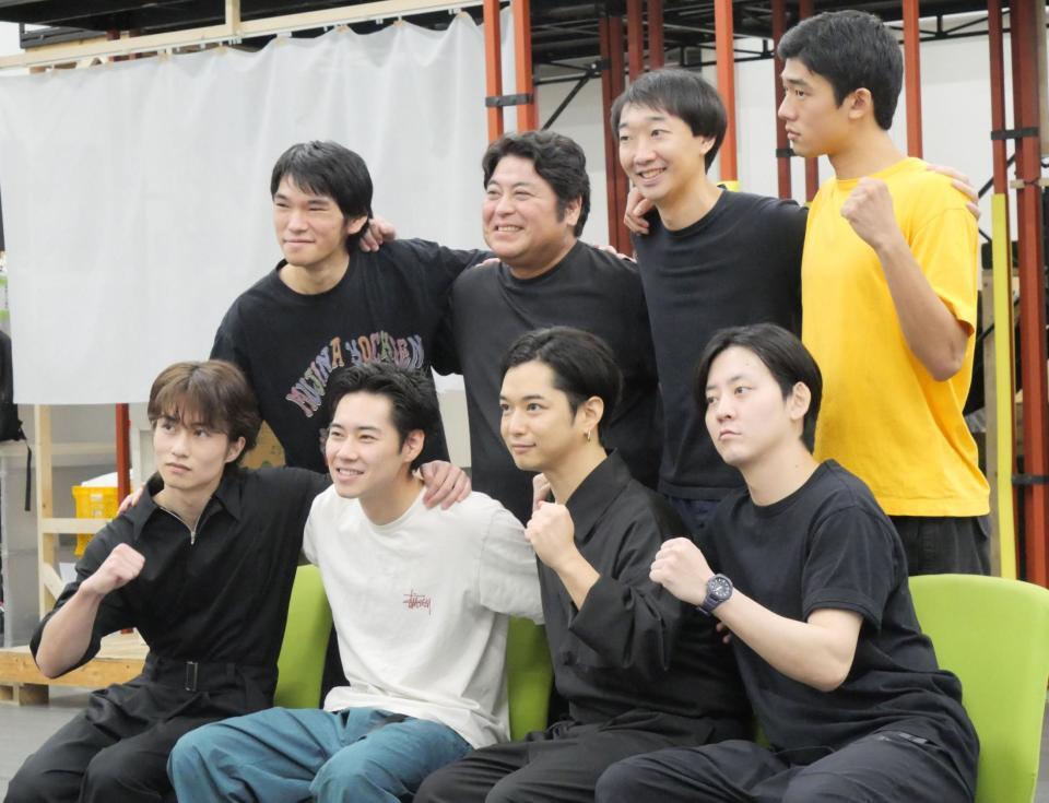 肩を組む（前列左から）坂元愛登、戸塚純貴、千葉雄大、牧島輝、（後列同）篠原悠伸、皆川猿時、大水洋介、日高由起刀