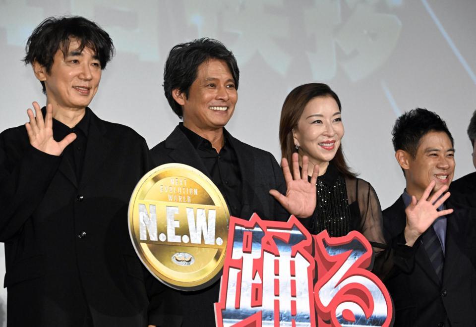 手を振る（左から）ユースケ・サンタマリア、織田裕二、真矢ミキ、伊藤淳史（撮影・堀内翔）