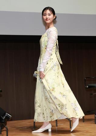 ＡＢＣ・テレ朝系ドラマ「もうパパ！」制作発表会見を終え、降壇する原菜乃華（撮影・伊藤笙子）