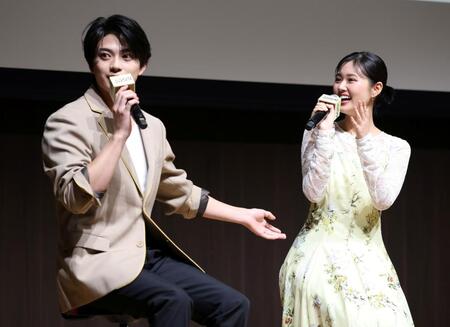 ＡＢＣ・テレ朝系ドラマ「もうパパ！」制作発表会見で撮影を振り返る岩瀬洋志（左）と原菜乃華（撮影・伊藤笙子）