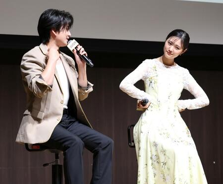 ＡＢＣ・テレ朝系ドラマ「もうパパ！」制作発表会見でこっそり「怒りんぼポーズ」をする原菜乃華（右）に気づかない岩瀬洋志（撮影・伊藤笙子）