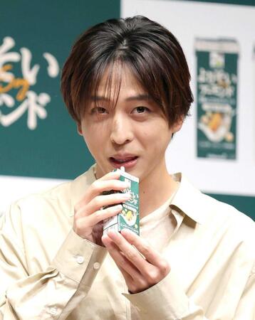 新製品を試飲する寺西拓人（撮影・西岡正）