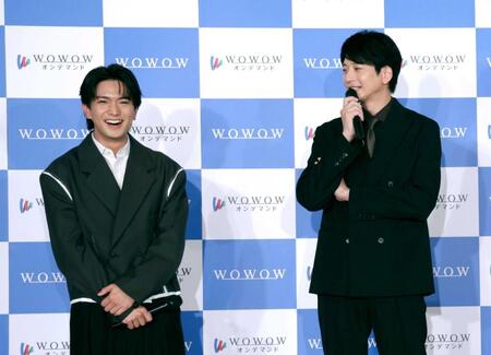 笑顔でトークする正門良規（左）と向井理（撮影・佐々木彰尚）