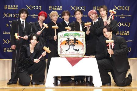 鏡開きするＪＯ１（左下から時計回りに）佐藤景瑚、川西拓実、川尻蓮、豆原一成、河野純喜、白岩瑠姫、木全翔也、金城碧海、與那城奨（撮影・西岡正）