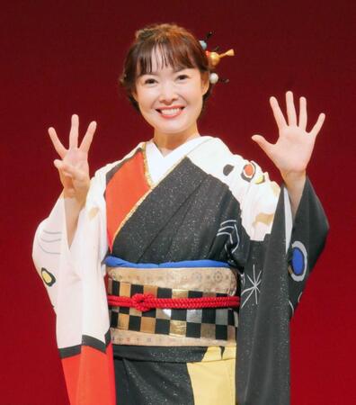 「デビュー３５周年」のポーズをとる田川寿美