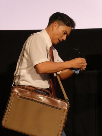 演技をしながらイベントに登場した市原隼人