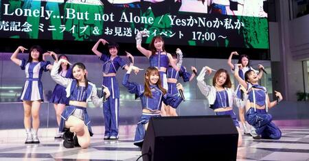 ミニライブで盛り上げるモーニング娘。’２６（撮影・金田祐二）