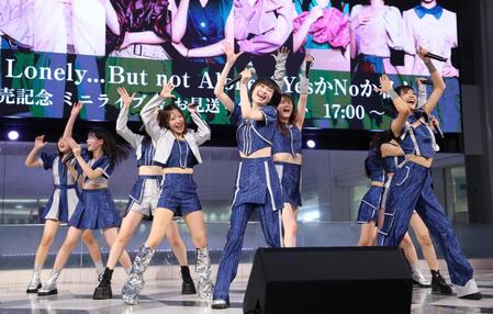 ミニライブで盛り上げるモーニング娘。’２６（撮影・金田祐二）